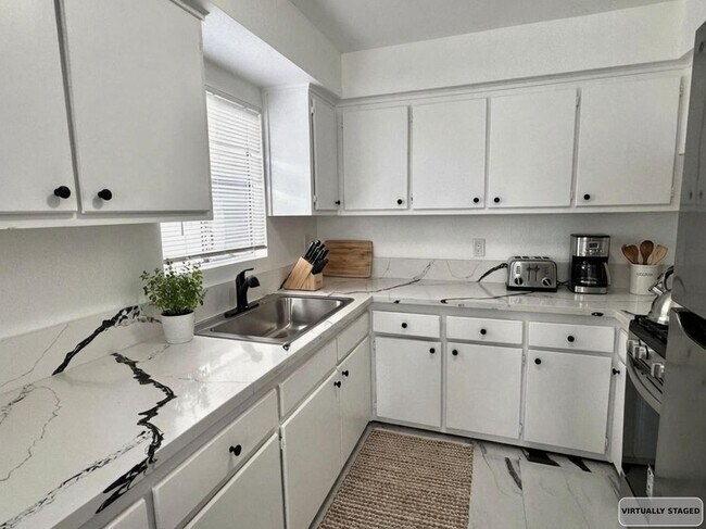 Foto del edificio - 1630 W 104th St