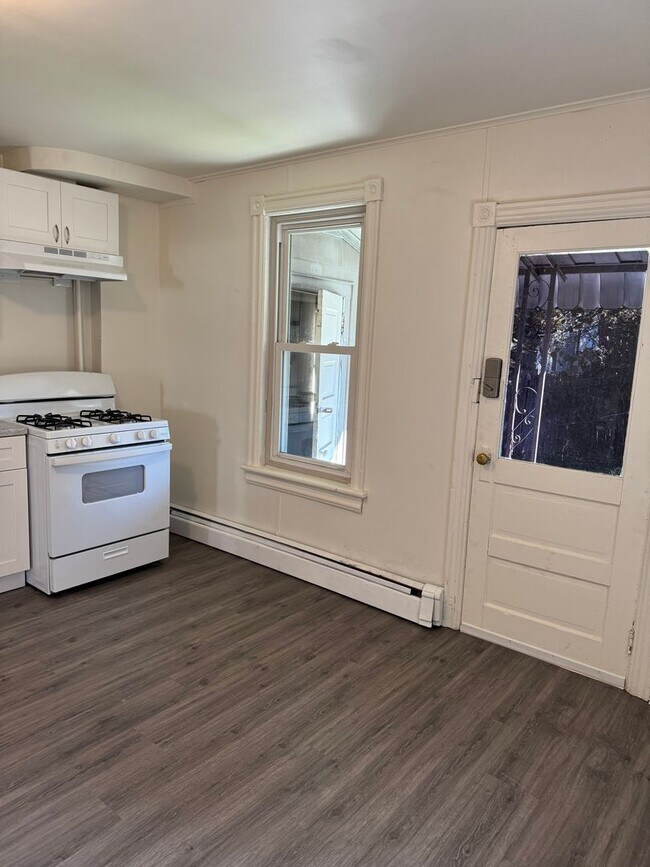 Building Photo - 3 Bedroom / 1 Bathroom Home in Allentown!