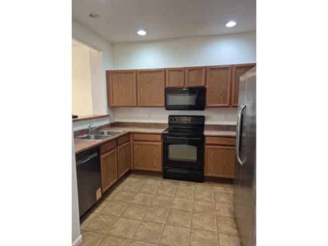 Building Photo - Townhome