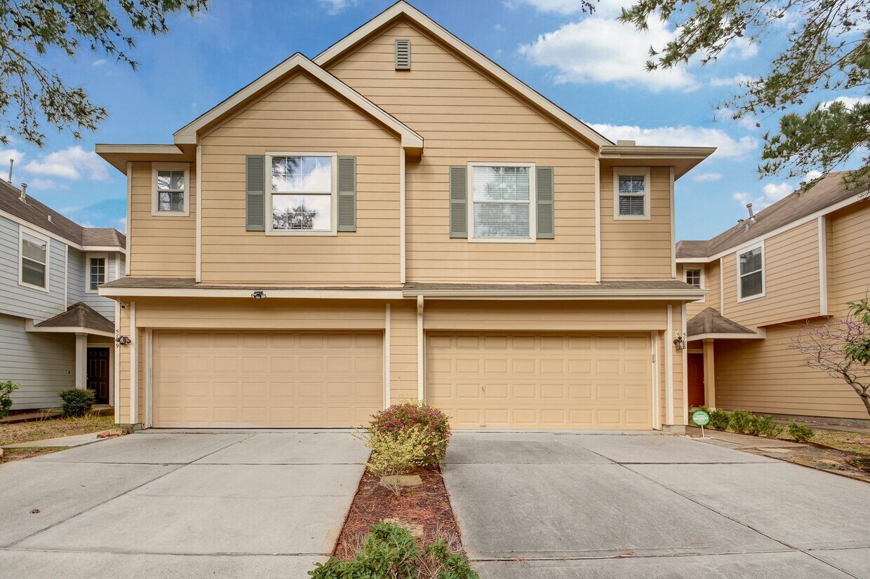 Foto principal - Lovelty 3 bed/ 2.5 bath townhome!