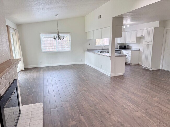 Building Photo - 906 Oak Ridge Dr