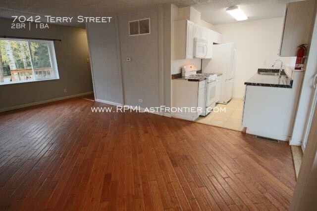 Building Photo - Cute 2bd/1ba w/ a Fenced yard and Deck!