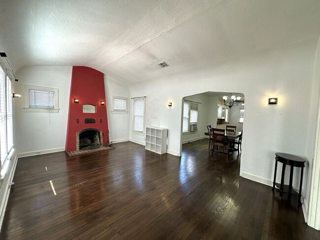 Building Photo - HISTORIC 2-BEDROOM HOME NEAR WOODLAWN LAKE