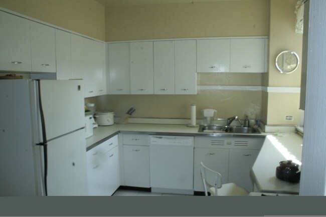 Kitchen - 6935 S Crandon Ave
