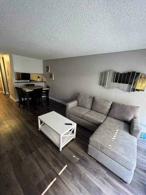 Foto del edificio - 411 Kelton Ave