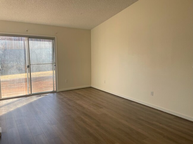 Building Photo - Beautifully Refreshed Three Bedroom Ste...