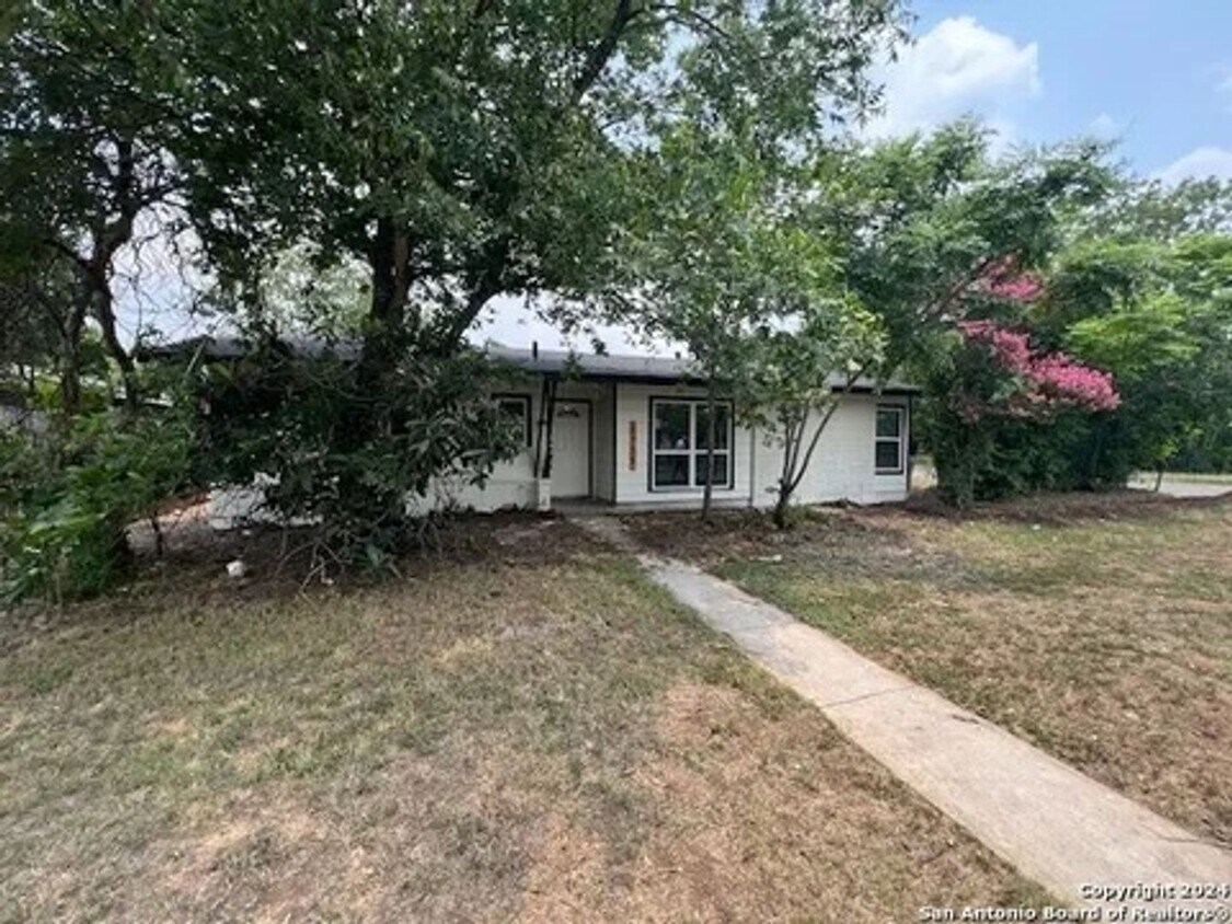 Primary Photo - Charming 3-Bedroom Home in Wilshire Neighb...