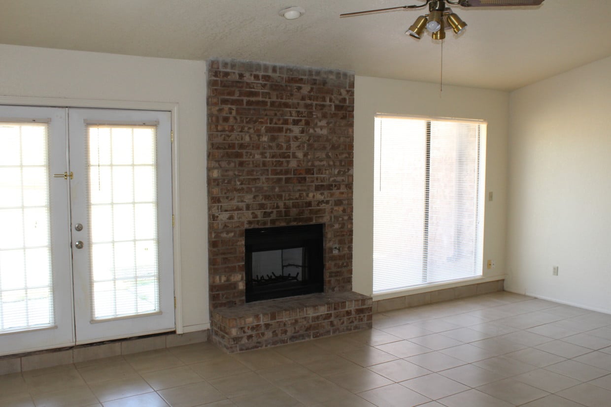 109 Clubhouse Ct, Elk City, OK 73644 Condo for Rent in Elk City, OK