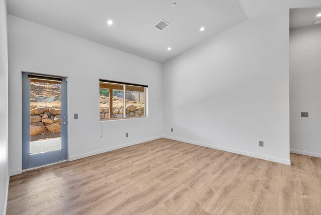Building Photo - 7760 Arrowhead Dr