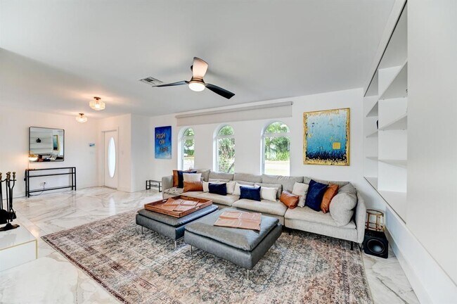 Foto del edificio - 3811 NE 34th Ave