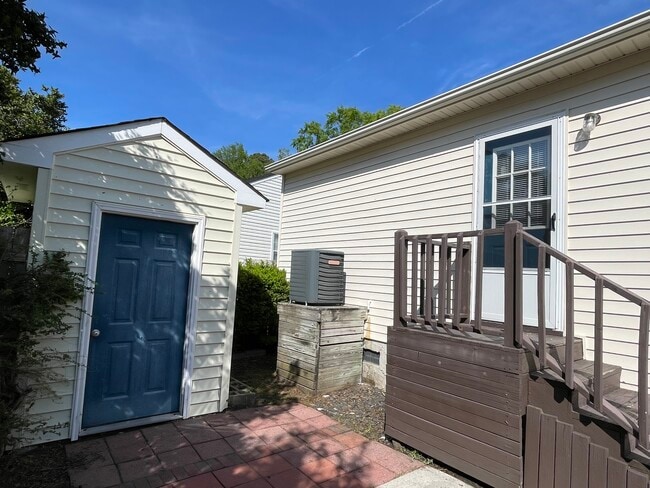 Building Photo - 624 Varsity Dr