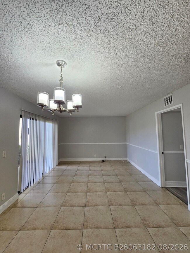 Foto del edificio - 1453 Lake Crystal Dr