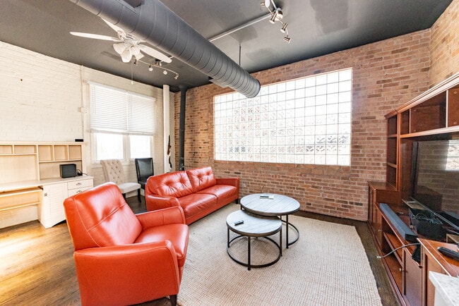 Building Photo - 1212 W Belmont Ave