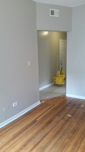 Foto del interior - 7036-7038 S Yale Ave