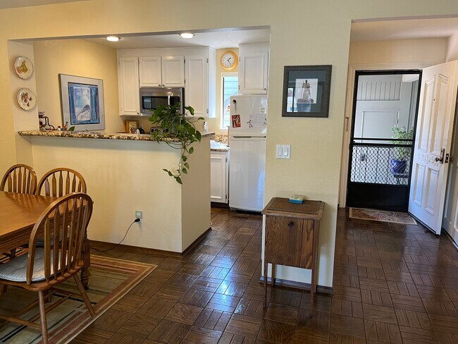 Entryway/ kitchen - 37 Ashford Ave