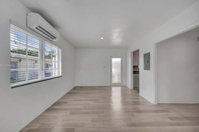 Foto del edificio - 570 NE 68th St