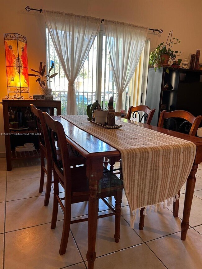 Foto del edificio - 7350 NW 114th Ave