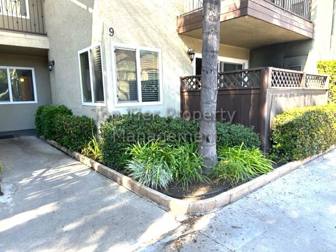 Foto principal - **Remodeled 2 bed / 2 bath Condo in Privat...