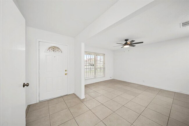 Building Photo - 6414 S Briar Bayou Dr