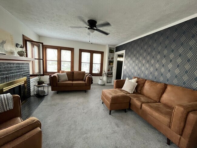Living Room - 1002 W Mishawaka Ave