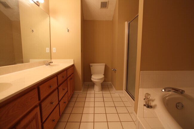 Building Photo - 3Bed/2Bath Residential House Available in August!