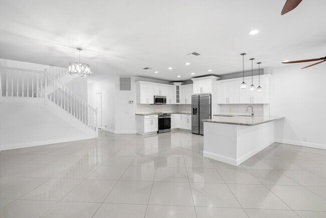 Building Photo - 6684 Via Regina