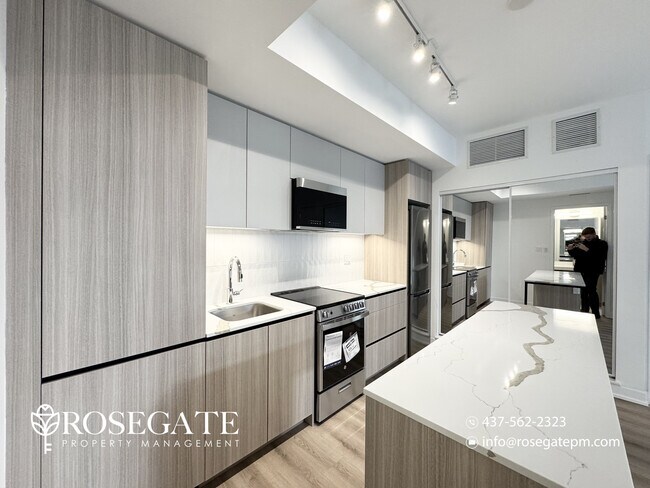 Photo du bâtiment - 1-Bedroom Freehold Townhouse with Parking & Private Outdoor Space – Brampton