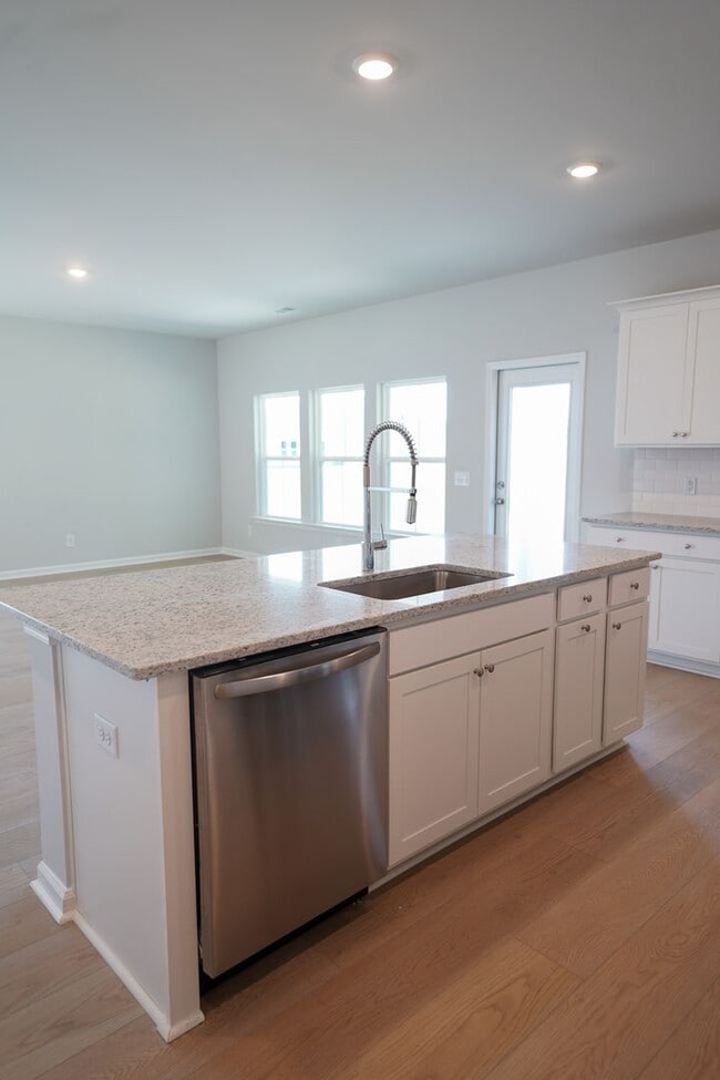 Foto del edificio - Available Soon!