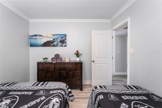 Building Photo - 2419 E Vegas Valley Dr