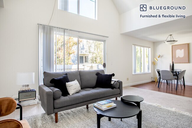 Foto del edificio - 900 Pepper Tree Ln