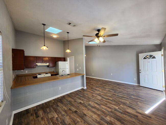 Foto del edificio - Updated 2 bedroom duplex with all wood flo...