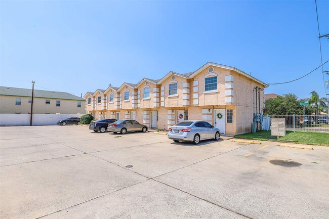 Building Photo - 4018 N Meadow Ave
