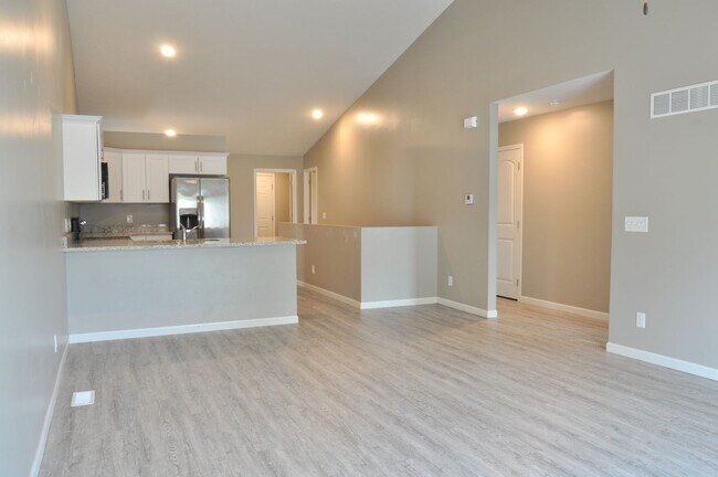 Foto del edificio - New 4 Bedroom • 4 Bathroom Duplex at 168th & Dodge