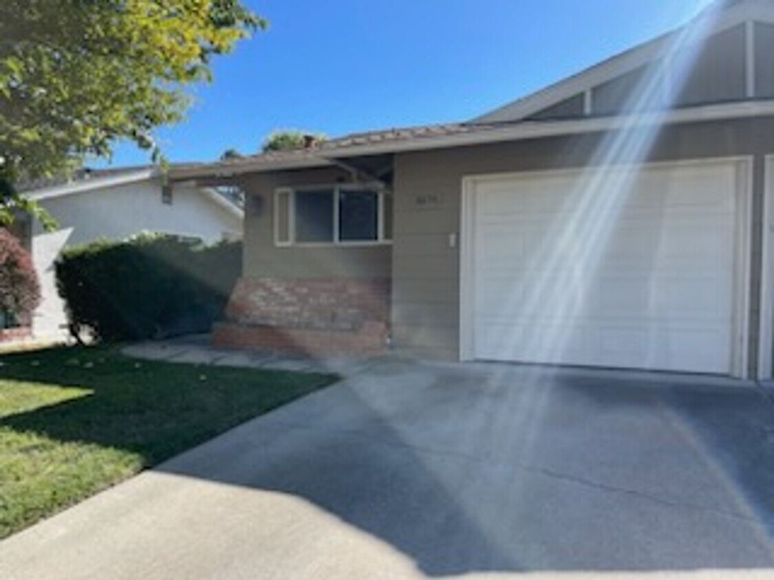 Primary Photo - Beverly -Duplex