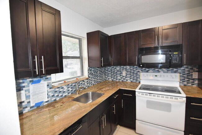 Foto del edificio - 21895 Lake Forest Cir