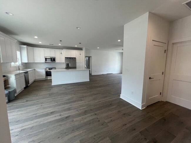 Vista desde la puerta trasera; armario de abrigos a la derecha - 132 Hargrove Dr