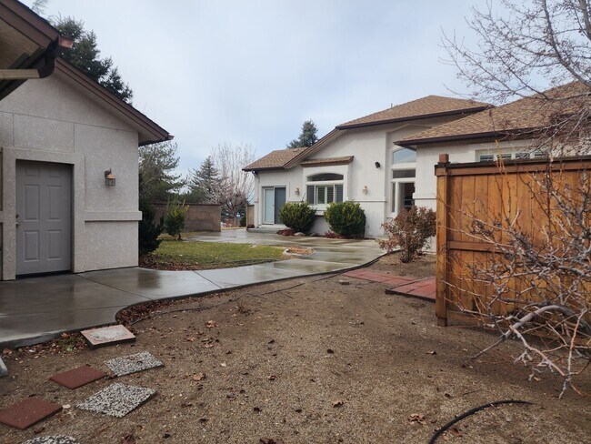 Building Photo - Hidden Valley Custom Home!