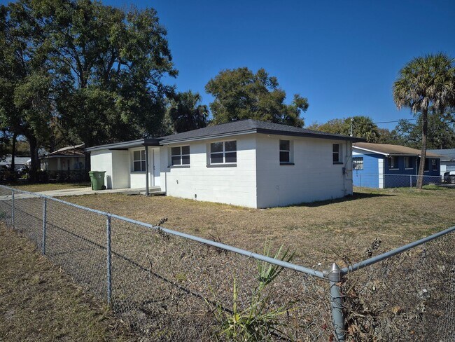 Building Photo - Fully Renovated 3BR Across from Fair Oaks Park | Fenced Yard