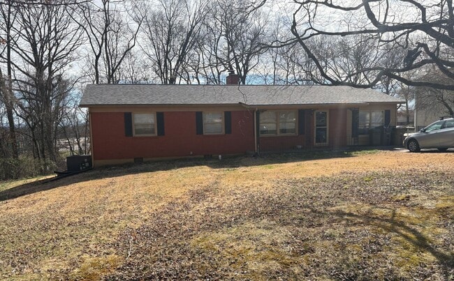 Building Photo - Cozy 4BR One Level Home with Extra Storage and Covered Deck in Knoxville