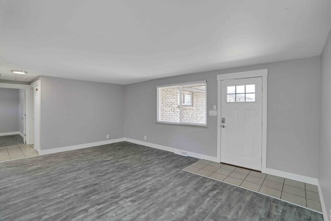 Sala de estar (frente a la puerta principal) - 1542 W Nevada Pl