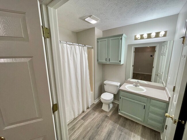 Building Photo - 3 bed 2 bath garden home in Brandon 047