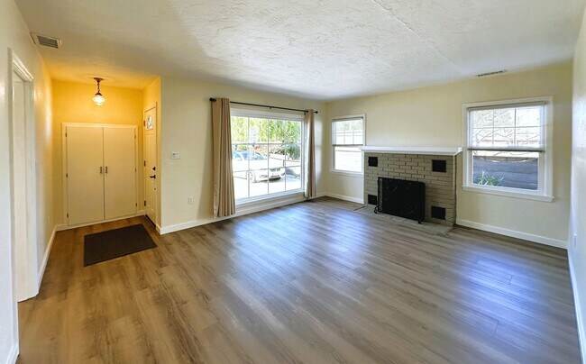Foto del edificio - 3 Bedroom/2.5 Bathroom Novato Home - 1012 Second Street