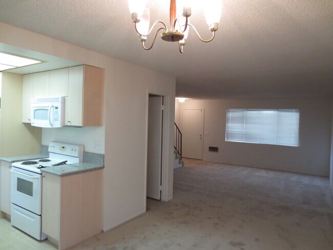Building Photo - 2220 Huntington Ln