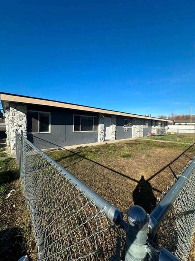 Building Photo - 807 Washburn Way