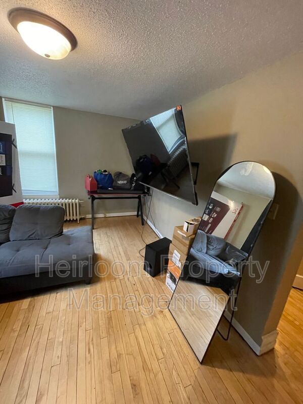 Foto del edificio - 327 W 4th St
