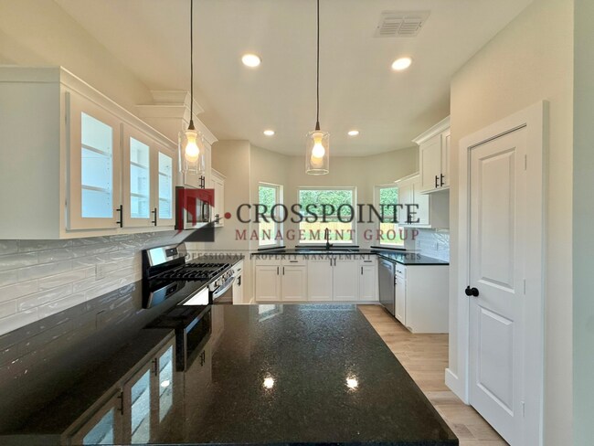 Building Photo - Stunning 3 bedroom 2 bathroom Home!