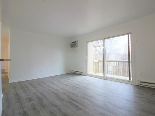 Building Photo - 7020 Villa Dr