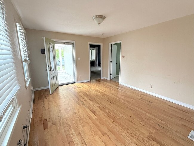 Building Photo - Cute Home in Westside South Neighborhood