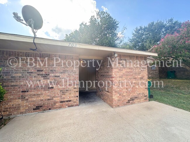 Building Photo - 701-703 Hillcrest Ct