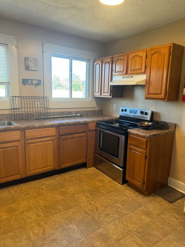 Building Photo - Knoxville 37914 - 2 bedroom, 1.5 Bath - Co...